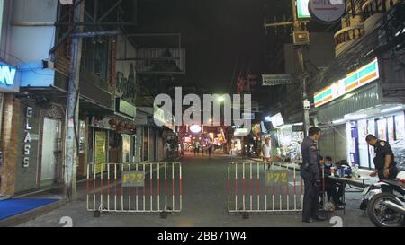 PATTAYA, TAILANDIA - 20 MARZO 2020: Empty Deserted Walking Street. Isolamento quarantena blocco. Epidemia di coronavirus sars-COV-2 covid-19 2019-ncov. Foto Stock