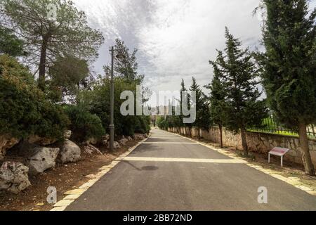 Bici vuota e percorsi pedonali, all'interno di una posizione che è solitamente affollata, il Corona Crisis 30-03-2020 Sacher Park, Gerusalemme, Israele. Foto Stock