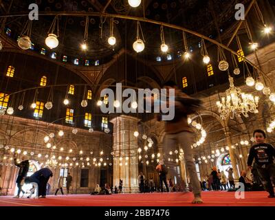 Cairo, Egitto, 2020, un ragazzo che gioca con suo fratello all'interno della grande moschea muhammad ali al cairo Foto Stock