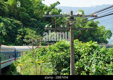 treno che si snoda su serpentine fino al passo di van hai in vietnam Foto Stock