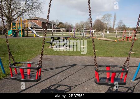 Parco giochi vuoto: Il parco giochi del villaggio a Walberton, West Sussex, è deserto durante il blocco del coronavirus, marzo 2020 Foto Stock