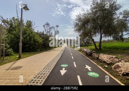 Bici vuota e percorsi pedonali, all'interno di una posizione che è solitamente affollata, il Corona Crisis 30-03-2020 Sacher Park, Gerusalemme, Israele. Foto Stock