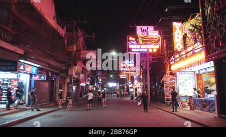 PATTAYA, TAILANDIA - 20 MARZO 2020: Empty Deserted Walking Street. Isolamento quarantena blocco. Epidemia di coronavirus sars-COV-2 covid-19 2019-ncov. Foto Stock