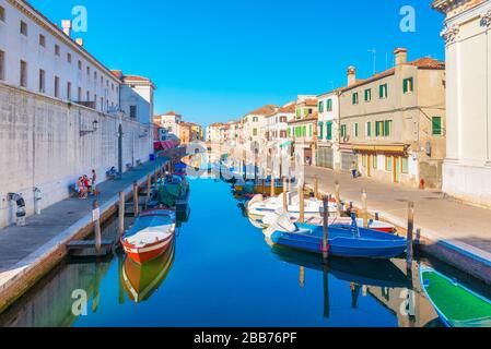 Chioggia - Settembre 2016, Veneto, Italia: Canale con barche in acqua nel centro storico di Chioggia Foto Stock