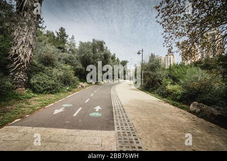 Bici vuota e percorsi pedonali, all'interno di una posizione che è solitamente affollata, il Corona Crisis 30-03-2020 Sacher Park, Gerusalemme, Israele. Foto Stock