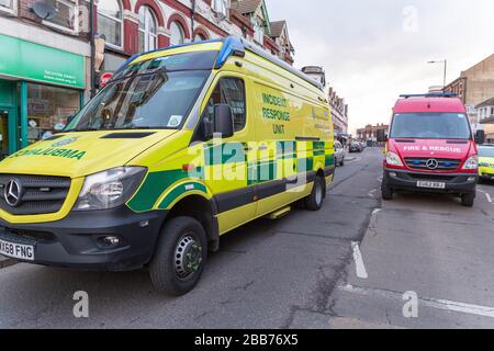 Southend-on-Sea, Regno Unito. 30 marzo 2020. I servizi di emergenza rispondono ad un incendio in Hamlet Court Road, Westcliff-on-Sea. La scena presenta il personale del servizio antincendio e di soccorso Essex e un furgone dell'unità di risposta agli incidenti del servizio ambulanza. I veicoli sono parcheggiati vicino ai punti vendita al dettaglio nell'ambito delle operazioni coordinate di pubblica sicurezza. Penelope Barritt/Alamy Live News Foto Stock