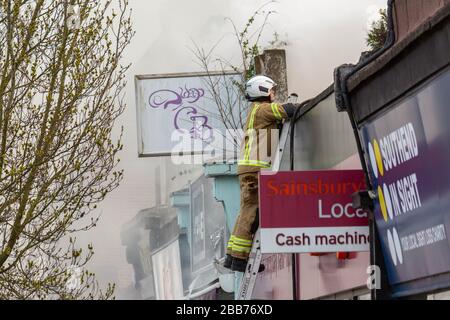 Southend-on-Sea, Regno Unito. 30th Mar, 2020. Vigili del fuoco, ambulanza e polizia in scena al disusato negozio fuoco in Hamlet Court Road, Westcliff-on-Sea, un sobborgo di Southend-on-Sea. L'Essex Fire Service aveva sei motori antincendio sulla scena e l'incendio venne rapidamente messo sotto controllo. La causa dell'incendio è attualmente sconosciuta e verrà eseguita un'indagine. Penelope Barritt/Alamy Live News Foto Stock