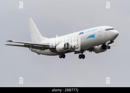 ASL Airlines Boeing 737 EI-STJ aereo da carico in arrivo da Madrid, Spagna, con trasporto per un magazzino Amazon che atterra all'aeroporto Southend di Londra UK Foto Stock