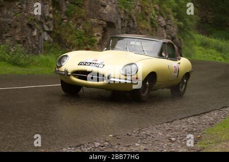 2011 giugno - Jaguar gialla e-Type in un tour in auto classica a Cheddar Gorge, Somerset. Foto Stock