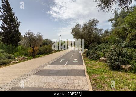 Bici vuota e percorsi pedonali, all'interno di una posizione che è solitamente affollata, il Corona Crisis 30-03-2020 Sacher Park, Gerusalemme, Israele. Foto Stock