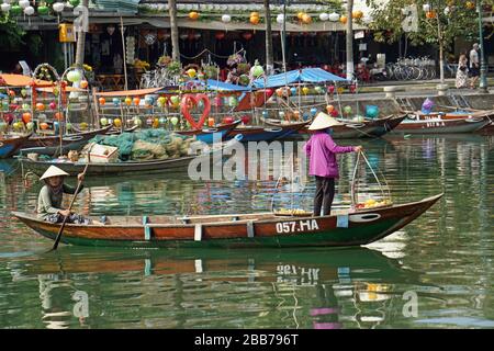 tipiche barche colorate lanterna sul fiume thu bon a hoi an Foto Stock