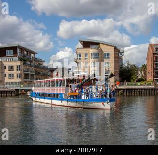 Il traghetto New Southern Belle River si avvicina allo sbarco di Turk a Kingston upon Thames, un sobborgo di Londra, Inghilterra. Il traghetto corre tra Hampton Co Foto Stock