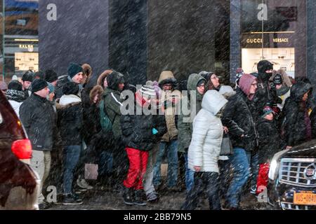 Persone su Times Square durante la neve Blizzard a Manhattan, New York City, Stati Uniti d'America Foto Stock