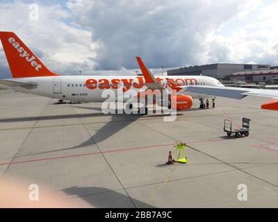 Easy Jet Bristol, North East Somerset, Regno Unito, 01/09/2019, Easy Jet Bristol Airport sulla pista e imbarco su una compagnia aerea Easyjet. Foto Stock