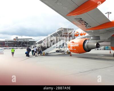 Easy Jet Bristol, North East Somerset, Regno Unito, 01/09/2019, Easy Jet Bristol Airport sulla pista e imbarco su una compagnia aerea Easyjet. Foto Stock