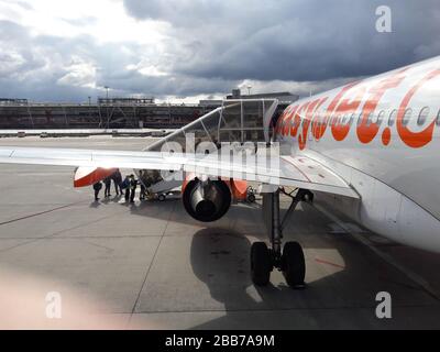 Easy Jet Bristol, North East Somerset, Regno Unito, 01/09/2019, Easy Jet Bristol Airport sulla pista e imbarco su una compagnia aerea Easyjet. Foto Stock