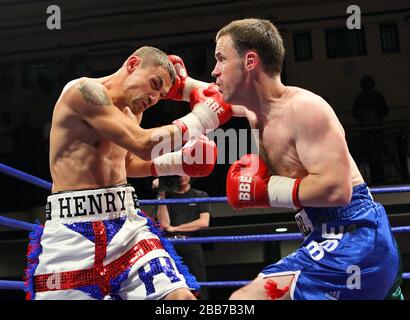 Henry Castle (Salisbury, pantaloncini bianchi/rossi) sconfigge Graham Earl (Luton, short blu) in un leggero concorso di pugilato a York Hall, Bethnal Green, promo Foto Stock