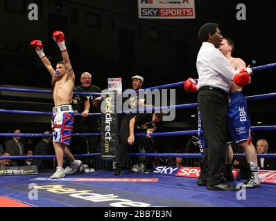 Henry Castle (Salisbury, pantaloncini bianchi/rossi) sconfigge Graham Earl (Luton, short blu) in un leggero concorso di pugilato a York Hall, Bethnal Green, promo Foto Stock