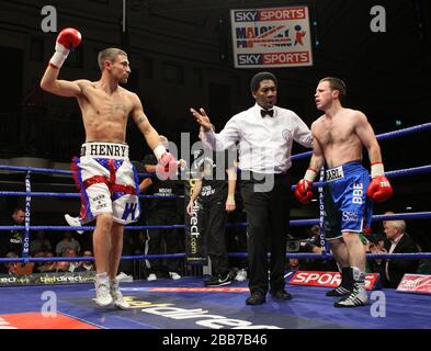 Henry Castle (Salisbury, pantaloncini bianchi/rossi) sconfigge Graham Earl (Luton, short blu) in un leggero concorso di pugilato a York Hall, Bethnal Green, promo Foto Stock