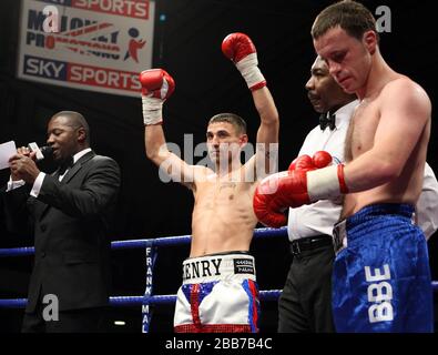 Henry Castle (Salisbury, pantaloncini bianchi/rossi) sconfigge Graham Earl (Luton, short blu) in un leggero concorso di pugilato a York Hall, Bethnal Green, promo Foto Stock