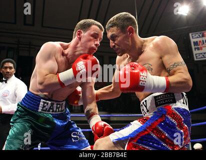 Henry Castle (Salisbury, pantaloncini bianchi/rossi) sconfigge Graham Earl (Luton, short blu) in un leggero concorso di pugilato a York Hall, Bethnal Green, promo Foto Stock