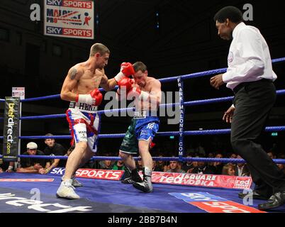 Henry Castle (Salisbury, pantaloncini bianchi/rossi) sconfigge Graham Earl (Luton, short blu) in un leggero concorso di pugilato a York Hall, Bethnal Green, promo Foto Stock