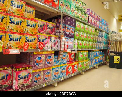 Gennaio 2013 - Supermarket scaffali completamente riforniti Foto Stock