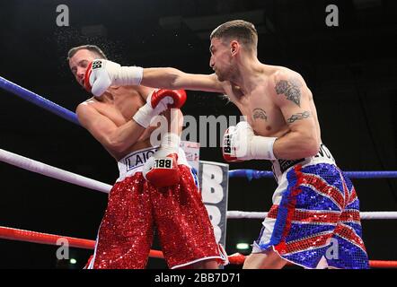 Henry Castle (Salisbury, pantaloncini blu/rossi) sconfigge Kristian Laight (Nuneaton, pantaloncini rossi) in un concorso di boxe leggero presso il Newham Leisure Centre di Lon Foto Stock