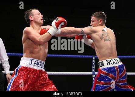 Henry Castle (Salisbury, pantaloncini blu/rossi) sconfigge Kristian Laight (Nuneaton, pantaloncini rossi) in un concorso di boxe leggero presso il Newham Leisure Centre di Lon Foto Stock