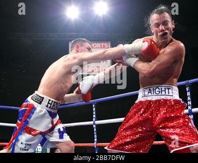 Henry Castle (Salisbury, pantaloncini blu/rossi) sconfigge Kristian Laight (Nuneaton, pantaloncini rossi) in un concorso di boxe leggero presso il Newham Leisure Centre di Lon Foto Stock