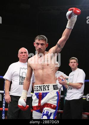 Henry Castle (Salisbury, pantaloncini blu/rossi) sconfigge Kristian Laight (Nuneaton, pantaloncini rossi) in un concorso di boxe leggero presso il Newham Leisure Centre di Lon Foto Stock