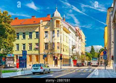 Lubiana - Settembre 2019, Slovenia: Una strada nel centro storico della città di Lubiana. Vecchi edifici colorati con cielo blu sullo sfondo Foto Stock