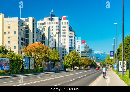 Lubiana - Settembre 2019, Slovenia: Moderni edifici residenziali e di uffici in una delle strade principali della città 'Dunajska Cesta' Foto Stock