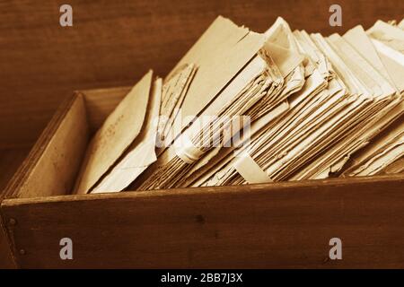 Pila delle vecchie lettere postali in una scatola di legno Foto Stock