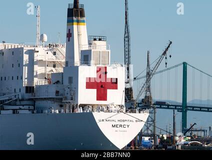 2020:27 marzo SAN PEDRO, CALIFORNIA USA: Nave ospedaliera della Marina degli Stati Uniti USNS Mercy arrivo al Porto di Los Angeles, l'infermiera marina ora ha il Coronavirus Foto Stock