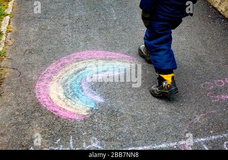 Millhouses, Sheffield, Regno Unito. I bambini hanno disegnato un arcobaleno sul pavimento per mostrare il supporto per l'NHS durante l'epidemia del virus Corona. Lunedì 30th marzo, 2020. Credito: Lucy Ray/Alamy Live News Foto Stock