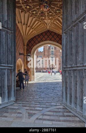 West Gate (ingresso principale); Hampton Court Palace; Richmond upon Thames; Surrey; Borough of London; Inghilterra. Foto Stock