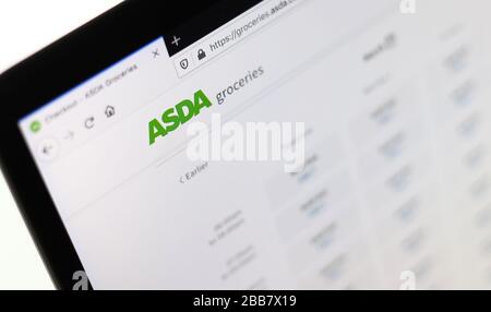 Punti di consegna venduti come il sito web di ASDA è raffigurato su un laptop come i siti web di Supermarket sono sopraffatti da ordini online durante la pandemia di Coronavirus COVID-19 mentre il Regno Unito continua a bloccarsi per contribuire a frenare la diffusione del coronavirus. Foto Stock