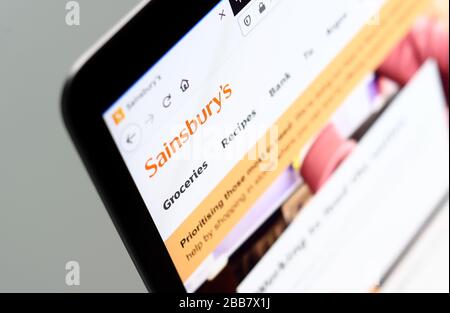 Il sito Sainsbury's è raffigurato su un computer portatile come i siti web di Supermarket sono sopraffatti da ordini online durante la pandemia di Coronavirus COVID-19 mentre il Regno Unito continua a bloccarsi per contribuire a frenare la diffusione del coronavirus. Foto Stock