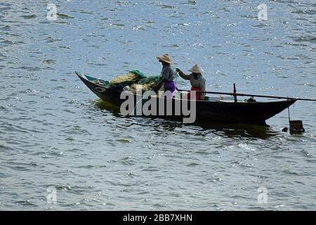 piccola barca fisher nel porto di danang in vietnam Foto Stock