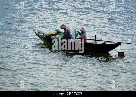 piccola barca fisher nel porto di danang in vietnam Foto Stock