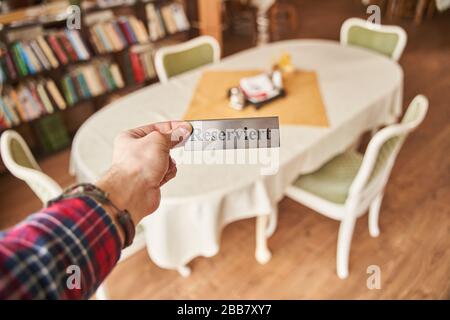 Piatto di ferro con l'iscrizione riservata su un tavolo in un ristorante. Foto Stock