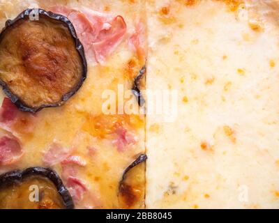 Primo piano di una pizza italiana con melanzane fritte e formaggio. Piatto tradizionale Foto Stock
