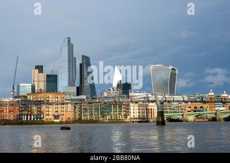 Città di Londra, skyline, quartiere finanziario, grattacieli, fiume Tamigi, Millennium Bridge, Regno Unito, 2020, soleggiato, Foto Stock