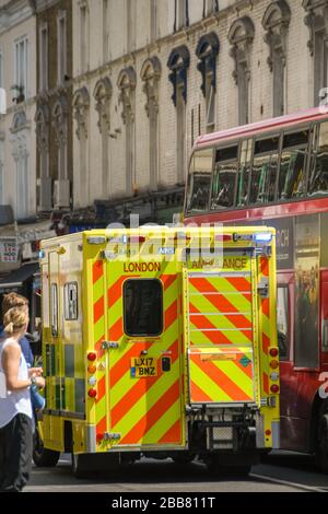 LONDRA, INGHILTERRA - ambulanza su una chiamata di emergenza in auto attraverso Paddington nel centro di Londra con luci blu lampeggianti. Foto Stock