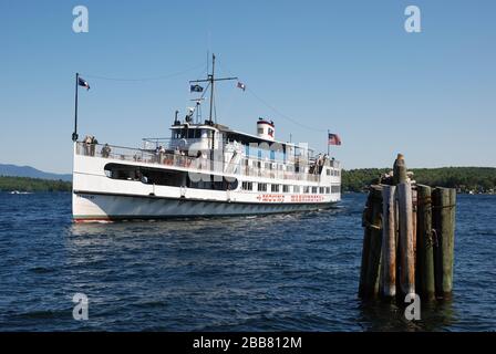 Weirs Beach, Lake Winnipesgrande, New Hampshire - Agosto 2008: Una barca turistica sul lago Foto Stock