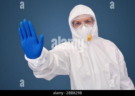 Donna dottore in abito bianco di nocciolo tenendo la mano davanti a lei Foto Stock