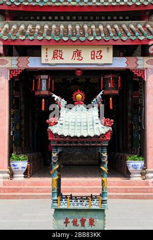 Sala dell'Assemblea della Congregazione di Hainan, Città Vecchia Hoi An, Regione di Dan Nang, Vietnam, Asia Foto Stock