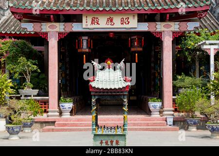 Sala dell'Assemblea della Congregazione di Hainan, Città Vecchia Hoi An, Regione di Dan Nang, Vietnam, Asia Foto Stock