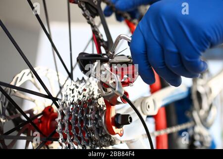 Il dispositivo di regolazione manuale dei guanti si regola sulla bicicletta Foto Stock